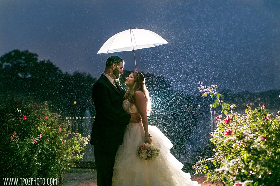 Rainy wedding at Bleue's on the Water || tPoz Photography